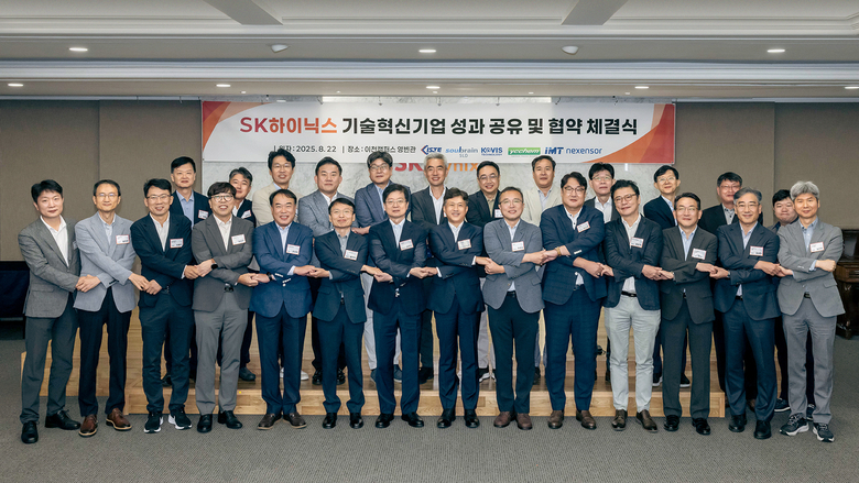22일 이천 본사에서 기술혁신기업 8기 협약식 및 7기 성과 공유회를 가진 곽노정 SK하이닉스 CEO(아랫줄 왼쪽에서 8번째)와 경영진 및 협력사 임직원들. 사진ㅣSK하이닉스