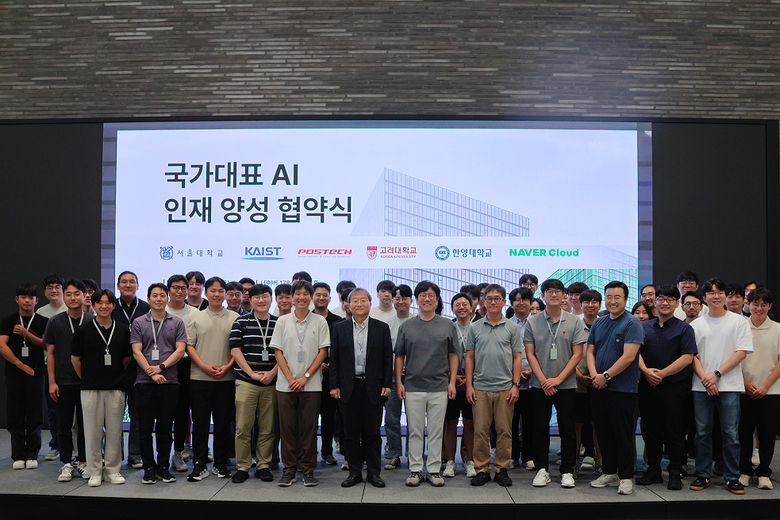 22일 네이버 1784에서 '독자 AI 파운데이션 모델' 프로젝트 산학협력을 위한 컨소시엄 협약식에 참석해 기념 촬영을 하고 있는 5개 대학의 교수진 및 학생들. 사진ㅣ네이버클라우드