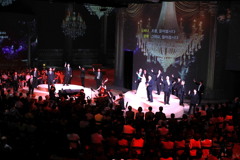 지난 22일 서울 광진구 워커힐 호텔 ‘빛의 시어터’에서 열린 ‘N2 VIP 단독 Classic Weekends 오페라 <라 트라비아타>’ 행사에 초청된 고객들이 공연을 감상하고 있다. 사진 ㅣ NH투자증권