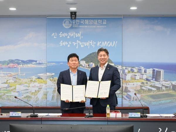 최한희 신한은행 본부장(부산경남)과 류동근 총장이 기념사진을 체결하고 있다.. 사진ㅣ국립한국해양대학교 
