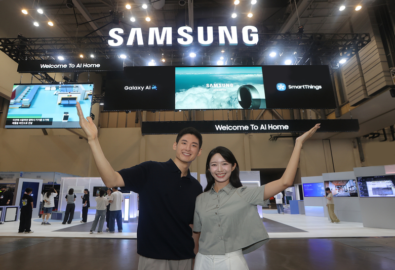'기후산업국제박람회(WCE) 2025'가 열리는 부산 벡스코에 위치한 삼성전자 전시관을 소개하고 있는 삼성전자 모델. 사진ㅣ삼성전자