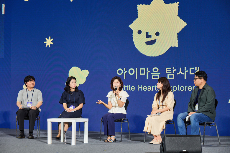 세브란스 어린이병원 천근아 교수(가운데)와 현대해상 직원 패널들이 육아 토크를 진행하고 있다. 사진 ㅣ 현대해상