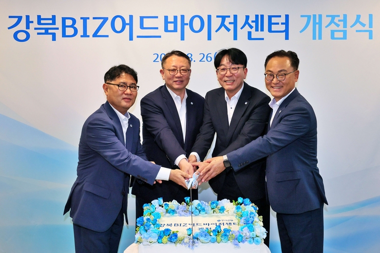 지난 26일 LG서울역빌딩에서 열린 ‘강북BIZ어드바이저센터’ 개점식에 우리은행 정진완 은행장(왼쪽 두 번째)을 비롯한 관계자들이 기념 촬영하고 있다. 사진|우리은행