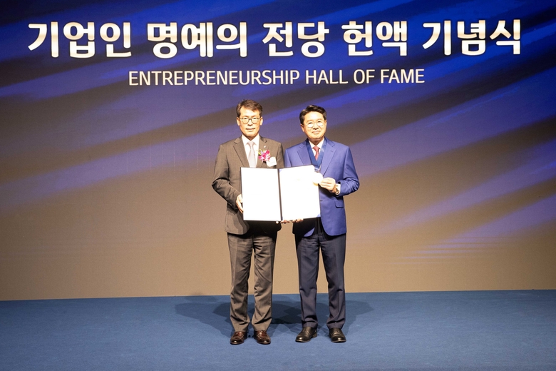 27일 서울 을지로 기업은행 본점에서 열린 ‘2025년 기업인 명예의 전당 헌액식‘에서 김성태 IBK기업은행장(왼쪽)과 박동석 산일전기 회장(오른쪽)이 기념촬영을 하고 있다. 사진 ㅣ IBK기업은행