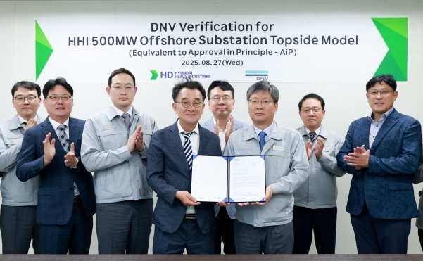 왼쪽부터 네 번째 DNV 신성호 영업 대표, 왼쪽부터 여섯 번째 HD현대중공업 원광식 해양에너지사업본부장. 사진|HD현대중공업