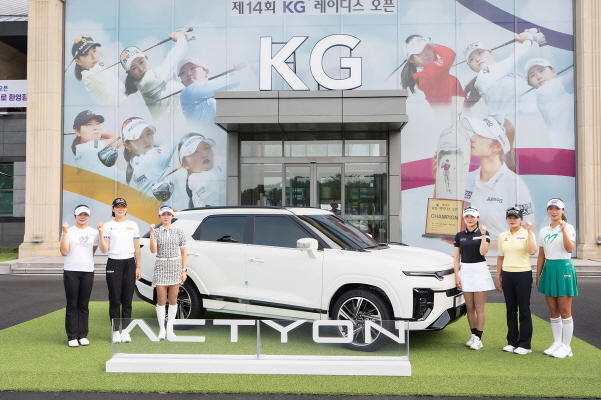 28일 경기도 용인시 써닝포인트CC에서 열린 제14회 KG 레이디스 오픈 공식 포토콜에서 유현조, 방신실, 배소현, 이예원, 노승희, 이동은(왼쪽부터) 선수가 포즈를 취하고 있다. 사진|KGM