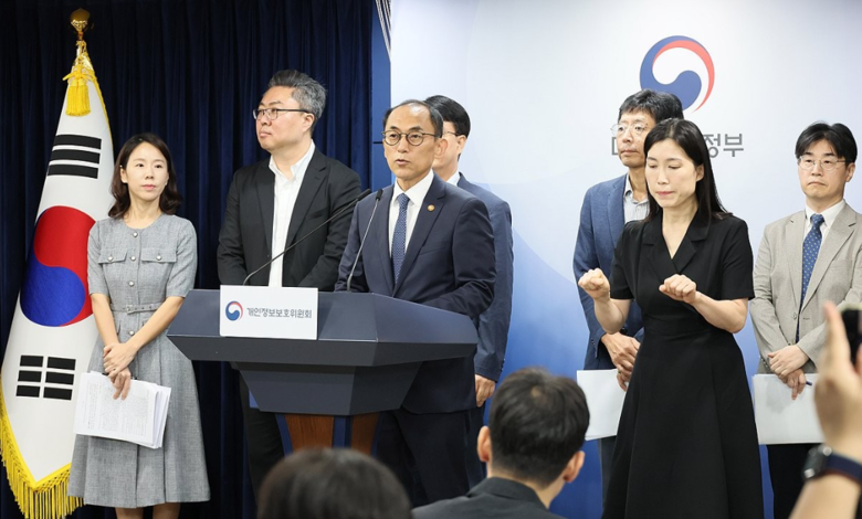 28일 서울 종로구 정부서울청사에서 SK텔레콤 개인정보 유출사고 제재처분 의결과 관련해 브리핑하고 있는 고학수 개인정보보호위원회 위원장. 사진ㅣ연합뉴스