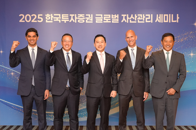 김성환 한국투자증권 사장(가운데) 및 (왼쪽부터)골드만삭스자산운용 아카쉬 톰브르(Aakash Thombre) 채권&유동성 솔루션그룹 전무, 성 조(Sung Cho) 펀더멘털 주식그룹 전무, 맷 깁슨(Matt Gibson) 글로벌 고객솔루션그룹 대표, 론 리(Ron Lee) 아시아지역 고객솔루션그룹 공동 대표 및 PWM (Private Wealth Management) 총괄. 사진 ㅣ 한국투자증권