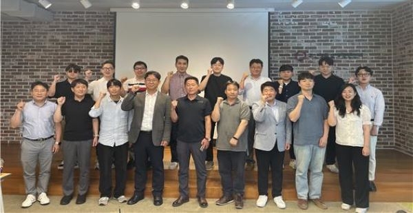 스마트해양 스타트업 지원 협의체(NAVIS) 간담회에서 기념 촬영을 진행하고 있다.. 사진ㅣ국립한국해양대학교 