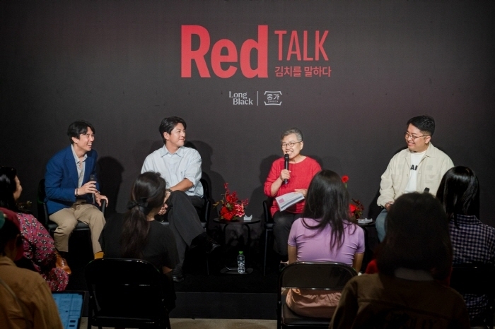 28일 서울 코사이어티 성수에서 열린 김치 토크쇼 ‘RED TALK'에 참여한 (좌측부터) 조승연, 류수영, 조희숙, 정동우 네 명의 패널이 김치를 주제로 이야기를 나누고 있는 모습. 사진ㅣ(주)대상 종가