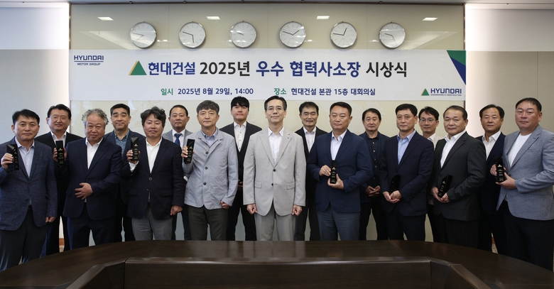 이한우 현대건설 대표이사(가운데)와 최우수 소장(앞줄) 및 협력사 대표(뒷줄)가 ‘우수 협력사 소장 시상 식’ 기념사진을 촬영하고 있다. 사진ㅣ현대건설 