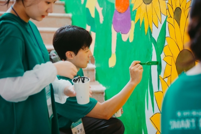 하나금융그룹 제19기 스마트 홍보대사들이 베트남 하노이 Tu Cuong Primary School(뜨 끄엉 초등학교)에서 취약계층 아동을 위한 환경개선활동으로 벽화 그리기를 하고 있다. 사진ㅣ하나금융그룹