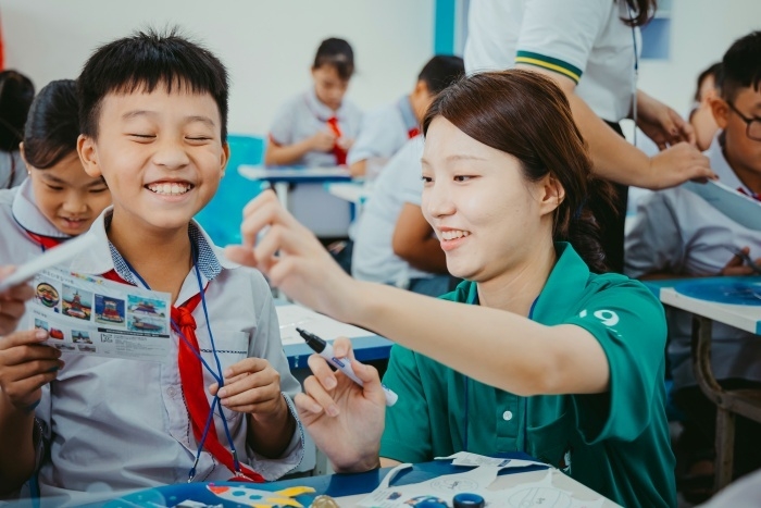 하나금융그룹 제19기 스마트 홍보대사들이 베트남 하노이 Tu Cuong Primary School(뜨 끄엉 초등학교)에서 취약계층 아동을 위한 교육봉사활동을 하고 있다. 사진ㅣ하나금융그룹