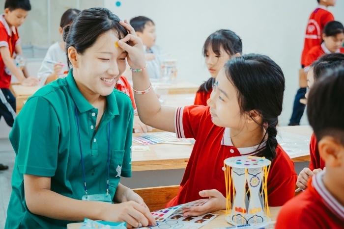 하나금융그룹 제19기 스마트 홍보대사들이 베트남 하노이 Tu Cuong Primary School(뜨 끄엉 초등학교)에서 취약계층 아동을 위한 교육봉사활동을 하고 있다. 사진ㅣ하나금융그룹