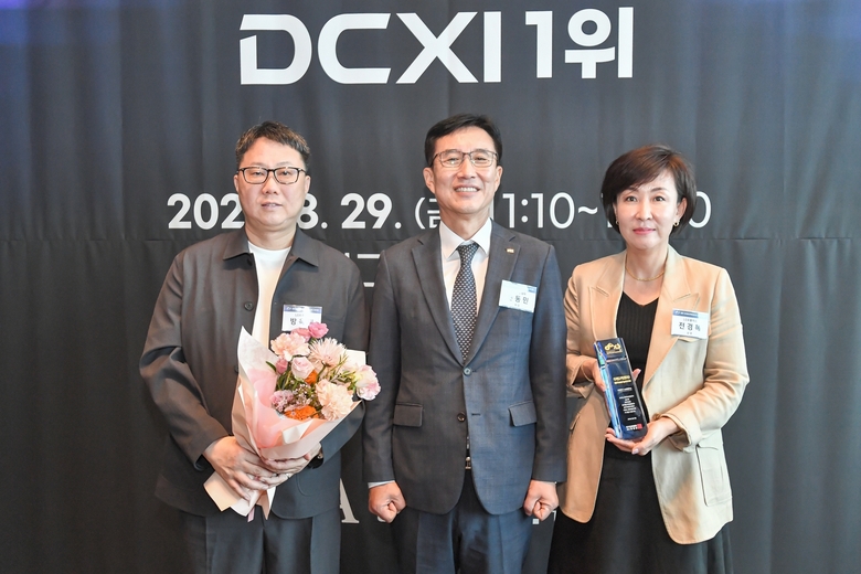 문동민 한국표준협회 회장과 기념촬영을 하고 있는 전경혜 LG유플러스 디지털CX/성장담당(오른쪽)과 방욱재 디지털커머스개발Lab장(왼쪽). 사진ㅣLG유플러스
