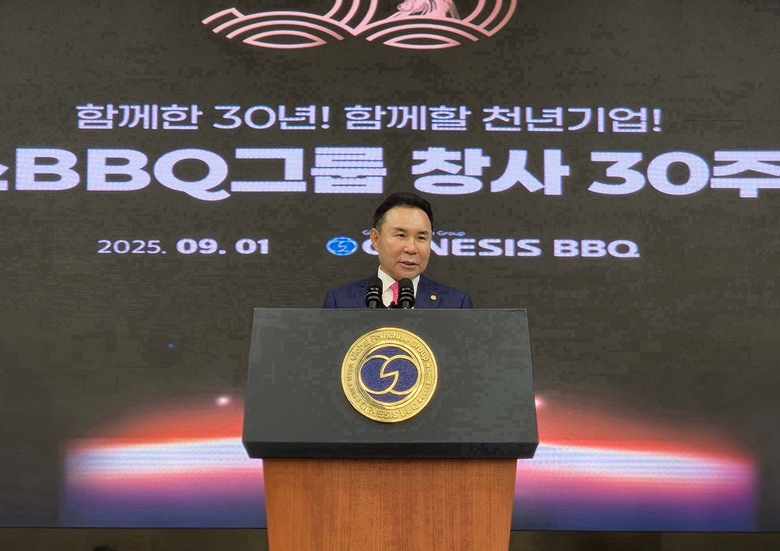 윤홍근 제너시스BBQ 그룹 회장이 창립 30주년 맞아 인사말을 전하는 모습. 사진ㅣ제너시스BBQ