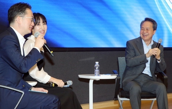 진옥동 신한금융지주 회장(오른쪽)이 1일 서울 중구 신한금융 본사에서 열린 창립 24주년 기념행사에 참석해 임직원과 대화를 나누고 있다. 사진ㅣ신한금융지주