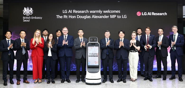 1일 서울 마곡 LG AI연구원을 방문한 더글라스 알렉산더 영국 국무상. 사진 왼쪽에서 7번째부터 콜린 크룩스 주한 영국대사, 이홍락 LG AI연구원 공동 연구원장, 더글라스 알렉산더 영국 국무상, 임우형 LG AI연구원 공동 연구원장. 사진ㅣLG