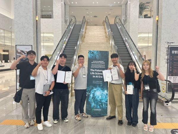 국립한국해양대학교 해양미생물학실험실 문기환 교수팀. 왼쪽부터 김민석(학부연구생), 이주현(학·석통합과정, 수상자), 김호성(박사과정, 수상자), 문기환 교수, 박정우(박사과정, 수상자), 정수현(학부연구생, 수상자), 김가영(석사과정). 사진ㅣ국립한국해양대학교 