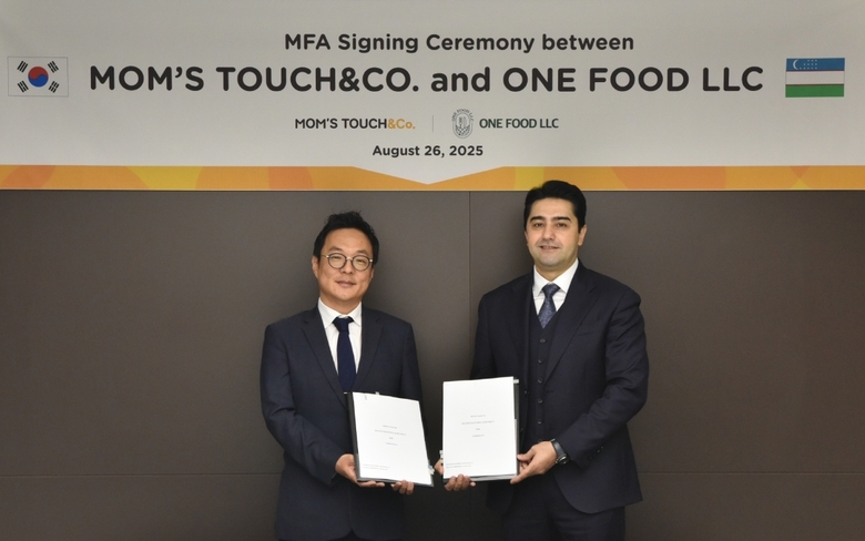 (왼쪽부터)김동전 맘스터치앤컴퍼니 대표와 자파르 ONE FOOD LLC 대표. 사진ㅣ맘스터치앤컴퍼니