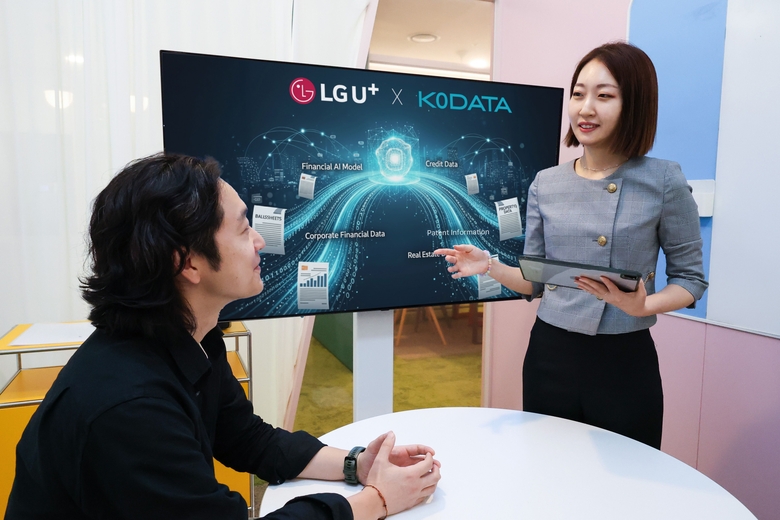 금융 특화 AI를 소개하고 있는 LG유플러스 직원. 사진ㅣLG유플러스