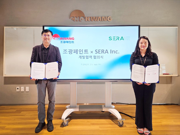 조광페인트 서순석 신사업실장(왼쪽)과 세라 김도연 대표(오른쪽)가 지난 29일 업무협약을 체결한 후 기념 촬영을 하고 있다. 사진ㅣ부산창경 