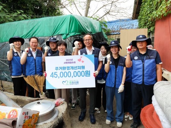 남영규 고리원자력본부 대외협력처장(사진 앞줄 오른쪽에서 세 번째)과 이선주 기장지역자활센터장(사진 앞줄 오른쪽에서 네 번째)이 고리봉사대원들과 함께 기념 촬영을 하고 있다. 사진ㅣ고리원자력본부 