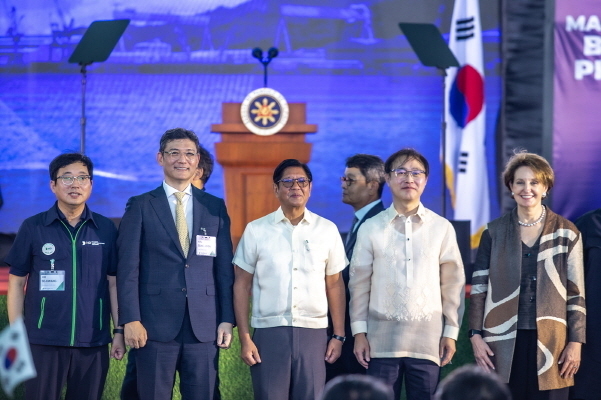왼쪽부터 오세광 HD현대필리핀조선소 대표, 김성준 HD한국조선해양 대표, 페르디난드 마르코스 주니어 필리핀 대통령, 이상화 주필리핀 한국대사, 메리케이 칼슨 주필리핀 미국대사 사진|필리핀 대통령실