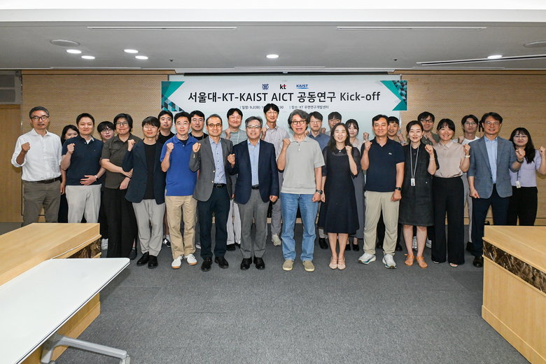 2일 서울 서초구 KT 우면연구센터에서 열린 워크숍에 참석해 기념촬영을 하는 관계자들. 사진ㅣKT 