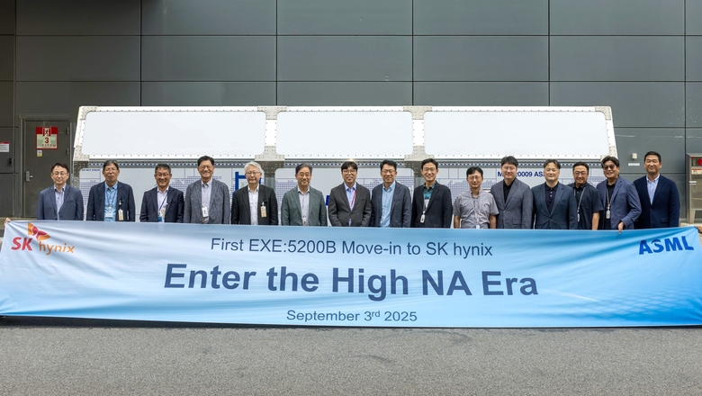 메모리 업계 최초로 양산용 'High NA EUV' 장비를 이천 M16팹에 반입하고 기념 행사를 진행한 SK하이닉스. (왼쪽 다섯 번째부터) 김병찬 ASML코리아 대표이사 사장, 김성한 SK하이닉스 구매 담당 부사장, 차선용 미래기술연구원장 부사장, 이병기 제조기술 담당 부사장. 사진ㅣSK하이닉스