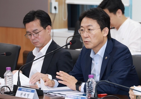 권대영 금융위원회 부위원장이 3일 광화문 정부서울청사에서 열린 미국 관세대응 정책금융-금융지주 간담회를 주재하고 있다. 사진ㅣ금융위원회