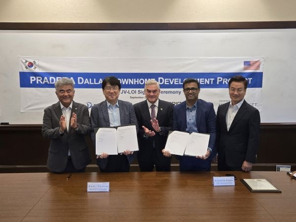 대우건설이 텍사스주 Prosper 시청에서 Orion RE Capital과 Prosper 개발사업 협력 MOU를 체결하고 있다. 사진 왼쪽부터 정원주 대우건설 회장, 한승 대우건설 해외사업단장, 데이비드 브리스톨 (David F. Bristol) Prosper 시장, 프라사나 쿠마르(Prassana Kumar) Orion RE Capital CEO, 전유훈 한강에셋자산운용 총괄대표. 사진ㅣ대우건설 