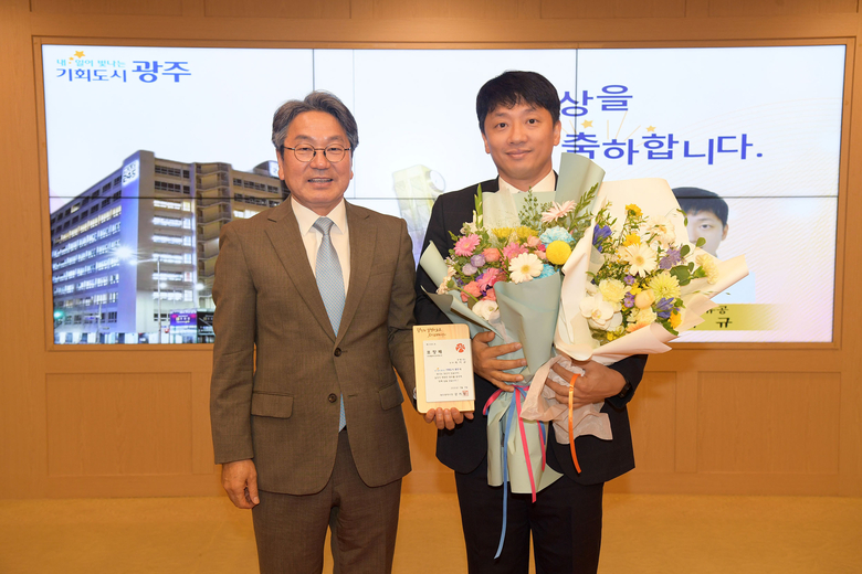 3일 오전 광주광역시청에서 열린 유공자 표창 수여식에서 기념 촬영을 하고 있는 최이규 쿠팡 물류정책팀 상무(오른쪽)와 강기정 광주광역시장. 사진ㅣ쿠팡