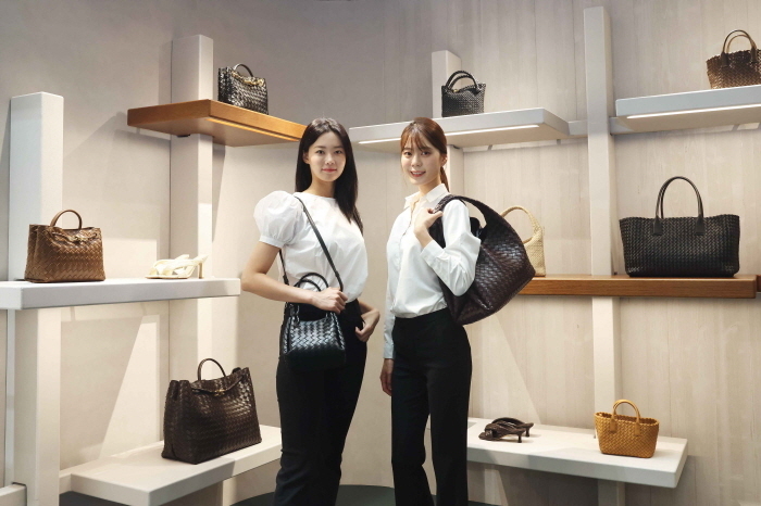 신세계백화점 강남점 1층 더 스테이지 '보테가 베네타 인트레치아토 50주년 팝업' 행사에서 모델들이 상품을 소개하고 있는 모습.