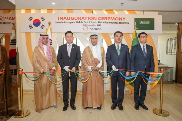 사우디아라비야 리야드에서 열린 한화에어로스페이스 중동 총괄법인 개소식에 참가한 관계자들이 축하 세리머니를 하고 있다. 사진|한화에어로스페이스