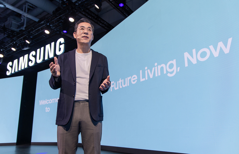 독일 베를린 '메세 베를린'에서 열리는 유럽 최대 가전전시회 'IFA 2025'를 하루 앞둔 4일 개최된 삼성 프레스 컨퍼런스에서 기조 연설을 하고 있는 김철기 삼성전자 DA사업부장. 사진ㅣ삼성전자