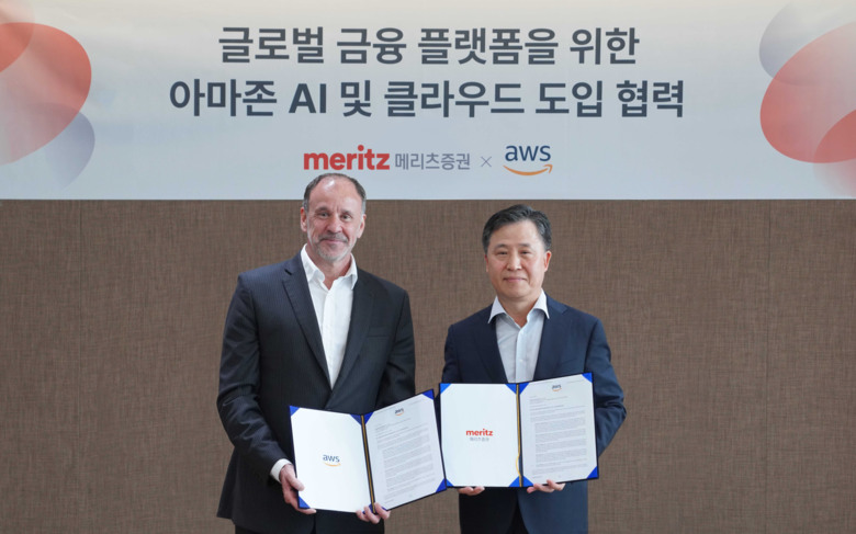 AWS 하이메 발레스 아시아·태평양·일본 총괄 부사장(왼쪽)과 메리츠증권 장원재 대표이사(오른쪽)가 4일(목) 메리츠증권 본사에서 열린 협약식에서 기념사진을 촬영하고 있다. 사진 ㅣ 메리츠증권
