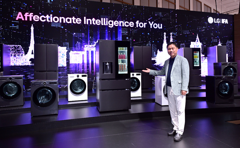 IFA 2025 LG전자 부스에서 AI홈 허브 ‘씽큐 온’과 가전들이 서로 연결되며 고객의 일상을 업그레이드 하는 'LG AI홈'을 설명하고 있는 류재철 HS사업본부장. 사진ㅣLG전자