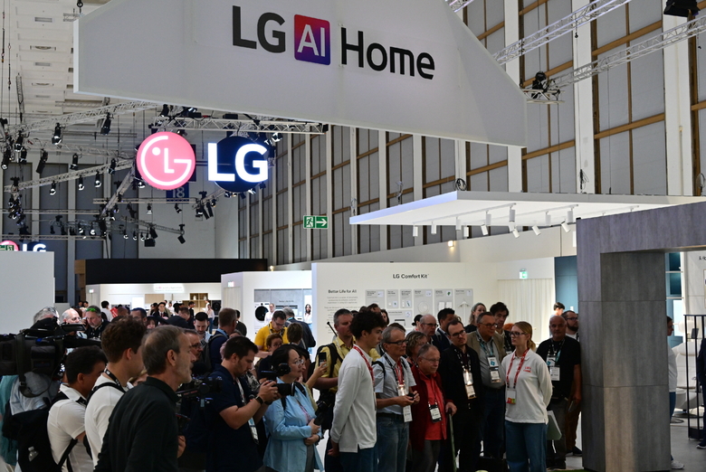 LG전자 부스를 방문해 LG AI홈을 둘러보고 있는 외신 기자들과 가전 업계 관계자들. 사진ㅣLG전자