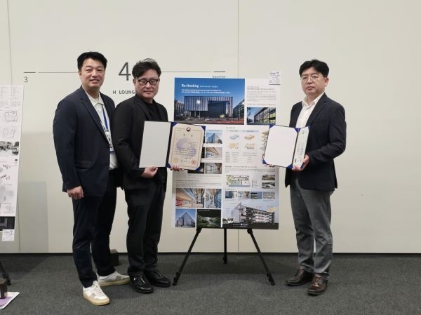 2025년 한국리모델링건축대전에서 ㈜한화 건설부문의 김순철 현장소장(우측 첫번째)과 해안건축의 박민진 소장(가운데)이 대상인 환경부 장관상을 수여받고 기념사진을 촬영하고 있다. 사진ㅣ한화건설