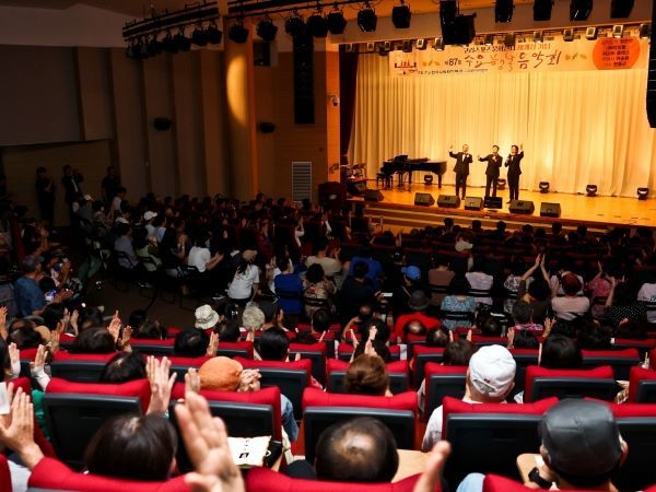 ‘제87회 수요행복음악회’에서 공연 중인 남성 성악앙상블 퍼스트클래스. 사진ㅣ고리원자력본부