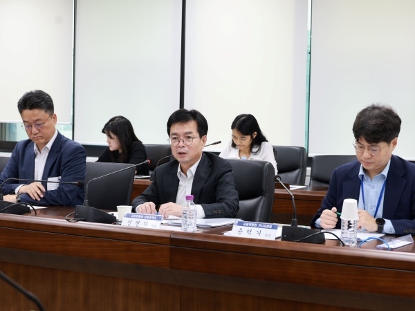금융위원회는 7일 광화문 정부서울청사에서 관계부처 합동으로 발표된 '주택공급 확대방안' 후속조치 이행을 위한 '긴급 가계부채 점검회의'를 개최했다. 신진창 금융위 금융정책국장(가운데)이 기획재정부, 국토교통부, 한국은행, 금융감독원 등 관계기관과 은행연합회, 제2금융권 협회, 5대은행, 주택금융공사, 서울보증보험 관계자가 참석한 가운데 회의를 주재하고 있다. 사진ㅣ금융위원회