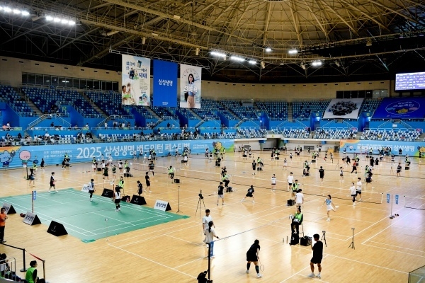 6~7일 양일간 열린 '2025 삼성생명 배드민턴 페스티벌'에 참가한 동호인들이 인천남동체육관에서 경기를 치르고 있다. 사진ㅣ삼성생명