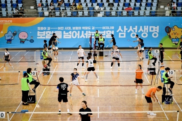 6~7일 양일간 열린 '2025 삼성생명 배드민턴 페스티벌'에 참가한 동호인들이 인천남동체육관에서 경기를 치르고 있다. 사진ㅣ삼성생명