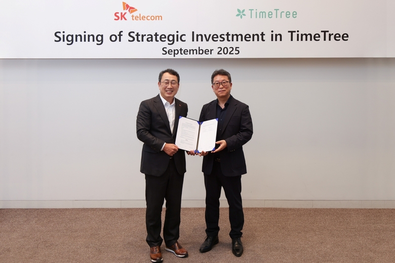유영상 SK텔레콤 CEO(왼쪽)와 박차진 타임트리 대표이사가 투자 계약 및 전략적 파트너십 체결 후 기념 촬영하고 있다. 사진|SKT