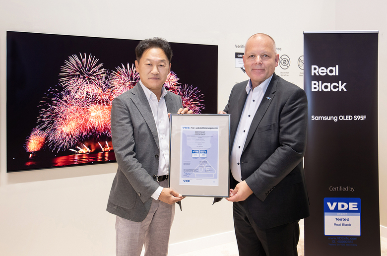 설훈 삼성전자 설훈 독일 CE Division장(왼쪽)과 안스가르 힌즈 VDE CEO가 지난 5일 독일 베를린 IFA 2025 삼성전자 행사장에서 진행된 리얼 블랙 인증 수여식에서 기념 촬영하고 있다.