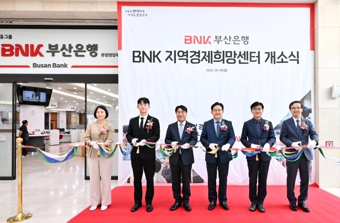 왼쪽부터 김종순 소상공인시장진흥공단 부울경본부장, 원카츠 변기원 대표, 방성빈 BNK부산은행장, 정현돈 부산벤처기업협회 회장, 서종군 부산기술창업투자원 원장, 강석래 BNK부산은행 기업고객그룹장. 사진ㅣBNK금융그룹