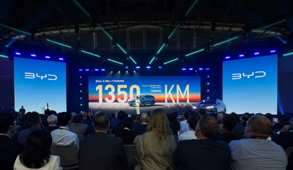 IAA 모빌리티 2025 현장에서 BYD의 스텔라 리 사장이 발표를 하고 있다 사진|BYD