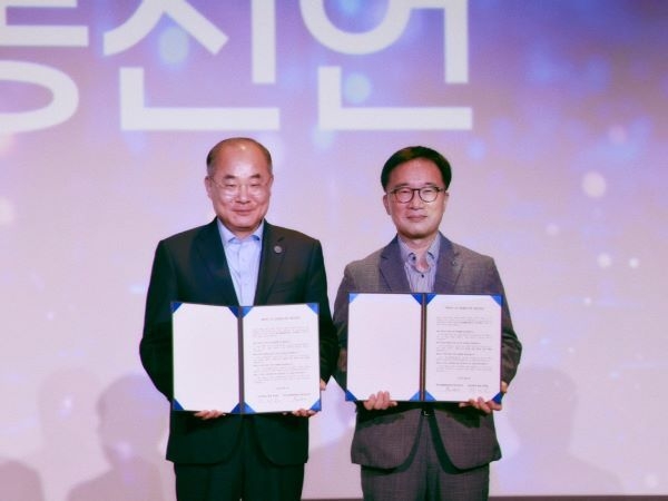 왼쪽부터 최재원 부산대 총장, 한수희 한국능률협회컨설팅 대표. 사진ㅣ부산대학교