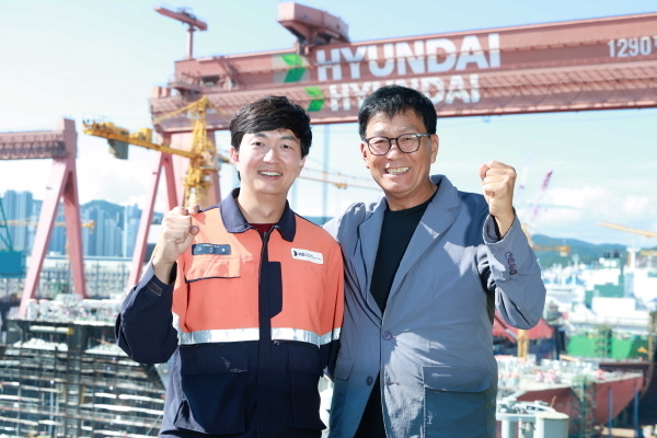 조선업계 최초 ‘부자(父子) 명장’으로 선정된 HD현대중공업 고민철 기사와 고 기사의 아버지 고윤열 명장. 사진|HD현대중공업